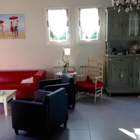 Comfortable House With Garden In Central Beach Location *